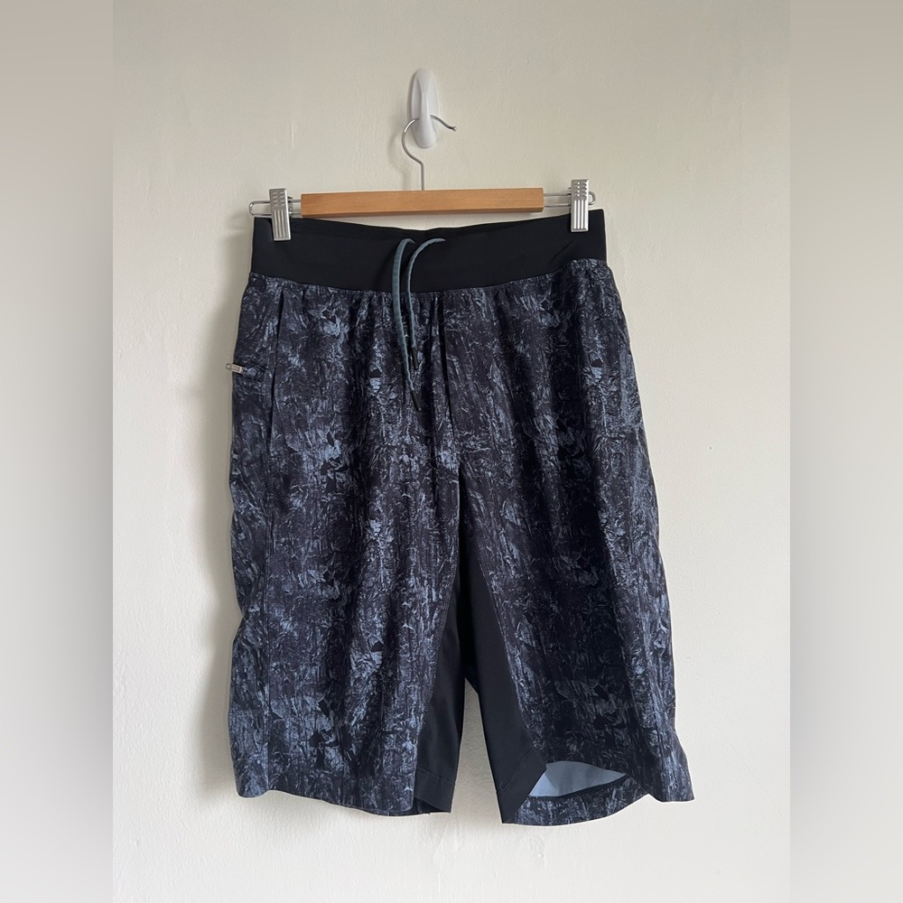 SMALL lululemon men’s shorts older style t.h.e. Linerless grey black